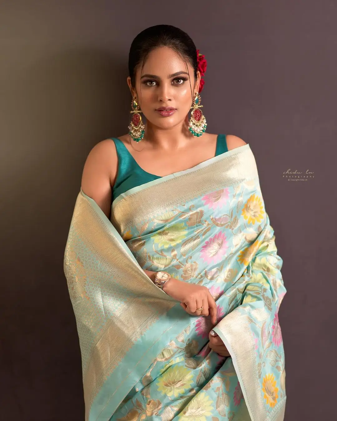 NANDITA SWETHA IN TRADITIONAL GREEN SAREE SLEEVELESS BLOUSE